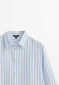 Ljusblå och vitrandig linneskjorta med spetsig krage och knäppning fram. Mjuk textur med vertikalt randmönster.