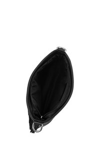 Bolso de cuero negro con un exterior liso, cierre de cremallera y detalle en anillo. Interior forrado en tela negra con compartimentos para la organización.