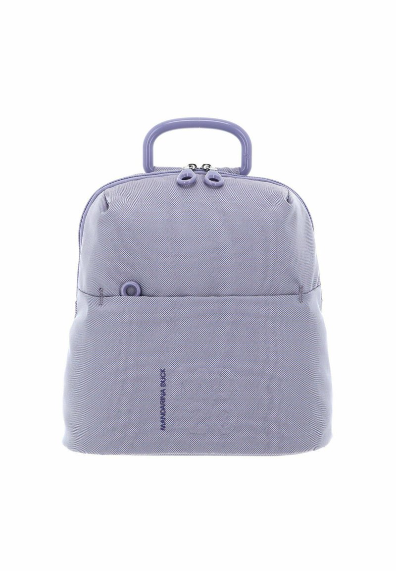 Zaino di tessuto viola con forma arrotondata, manico superiore, chiusura con zip e tasca frontale con branding impresso. Superficie texturizzata e accenti.