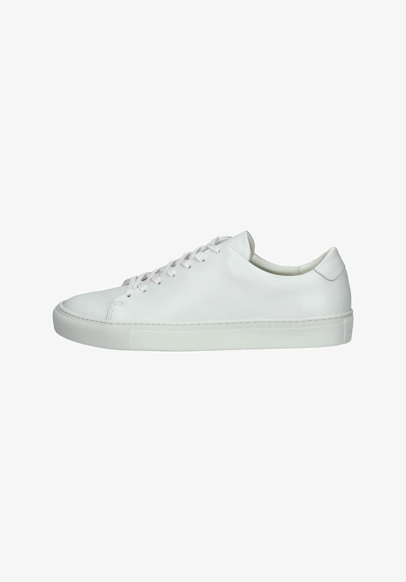 Sneaker bianco in pelle con finitura liscia, punta rotonda, chiusura con lacci e suola in gomma testurizzata. Design minimalista con silhouette bassa.