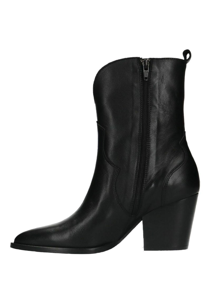 Zwarte leren enkellaars met een ritssluiting, spitse neus en een blokhak. Voorzien van decoratieve stiksels langs de zijkanten.
