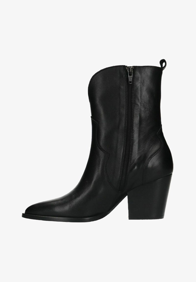 Zwarte leren enkellaars met een ritssluiting, spitse neus en een blokhak. Voorzien van decoratieve stiksels langs de zijkanten.