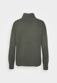 Dunkelgrüner Strickpullover mit hohem Rollkragen, gerippten Bündchen und Saum. Verfügt über eine lockere Passform und eine strukturierte Oberfläche.