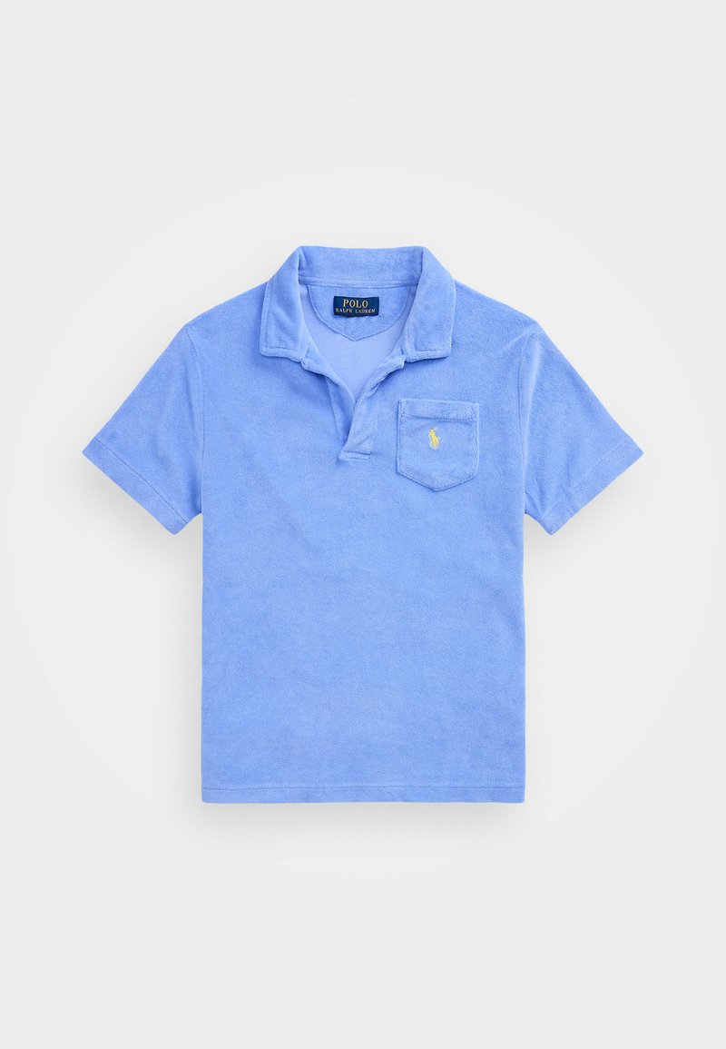 Polo skjorte laget av myk, lett stoff i lys blå. Har krage, korte ermer, og en brystlomme med en gul logo aksent.