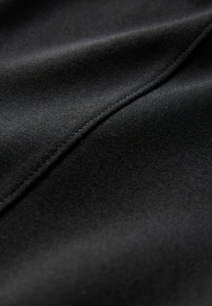 Schwarzer Stoff mit einer glatten, matten Textur, der einen dezenten Glanz aufweist. Das Material hat eine leichte Elastizität und eine feine Naht entlang des Randes.