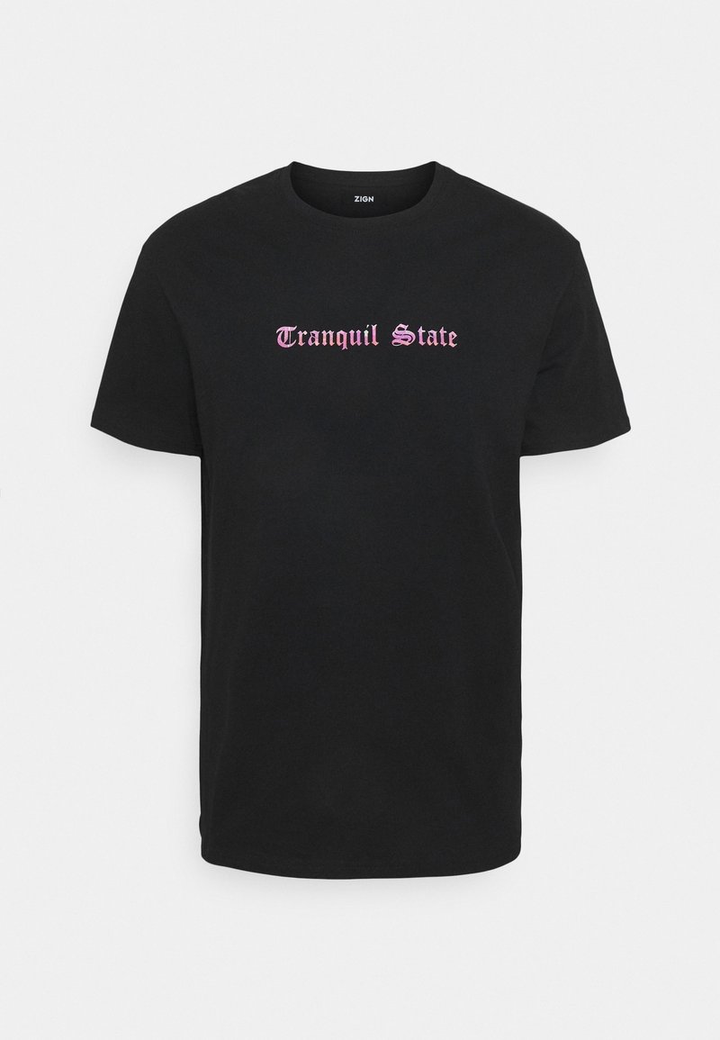 Svart bomullströja med korta ärmar som pryds av texten "Tranquil State" i rosa stiliserad font över bröstet. Normal passform.