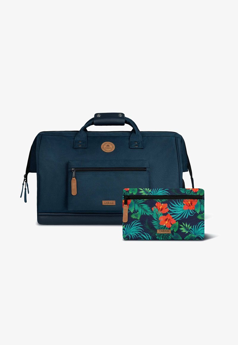 Sac de voyage bleu foncé avec une poche zippée à l'avant et une poignée, accompagné d'une petite pochette zippée avec un motif de feuilles vertes et de fleurs rouges.