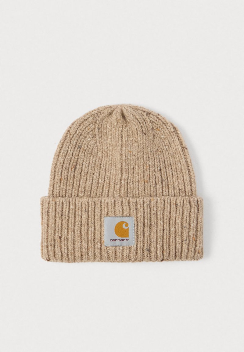 Gorro de punto acanalado beige con puño doblado que presenta un parche cuadrado con logo en amarillo y blanco.