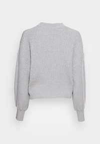 Lichtgrijze geribbelde gebreide trui met lange ballonmouwen en een aansluitende tailleband, van de achterkant weergegeven op een witte achtergrond.