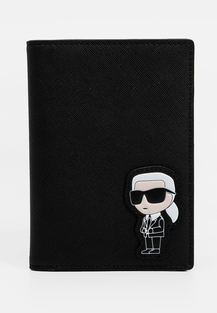 Schwarzes, strukturiertes Notizbuch mit einer stilisierten kleinen Figur mit weißen Haaren, Sonnenbrille und schwarzem Anzug in der unteren rechten Ecke.