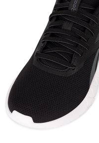 Must must sportlik king, millel on võrkvill ja paelad, ning valge kummist tallaga. Sile tekstuur hallide aktsentidega küljel.