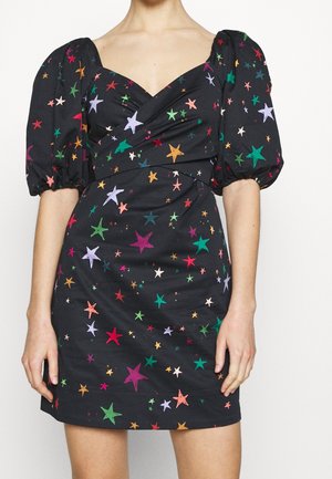 Czarna krótka sukienka z bufkami na rękawach, ozdobiona wzorem wielokolorowych gwiazdek, dopasowaną talią i dekoltem w kształcie litery V z kopertowym przodem.