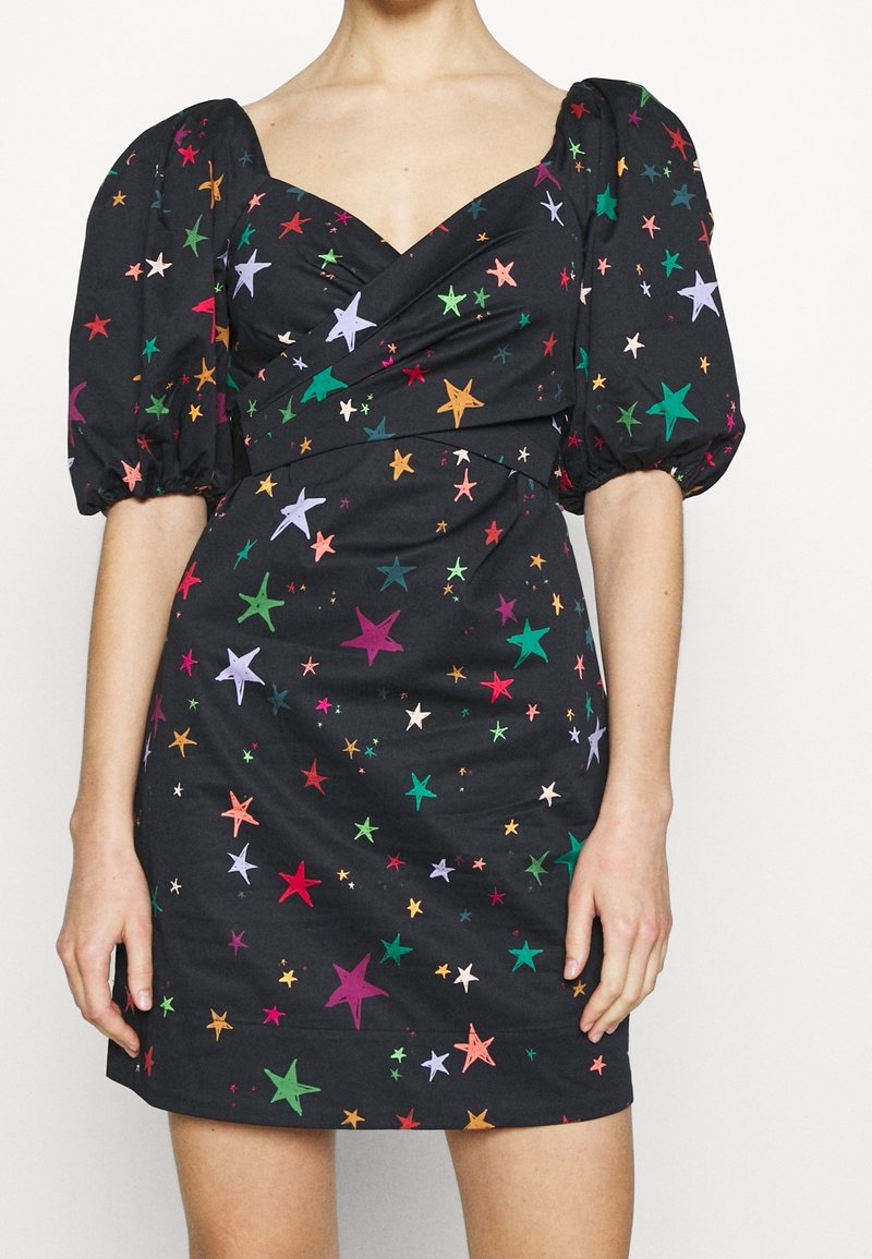 Robe courte noire à manches bouffantes avec des motifs d'étoiles multicolores, taille cintrée et décolleté en V avec un corsage à effet croisé.