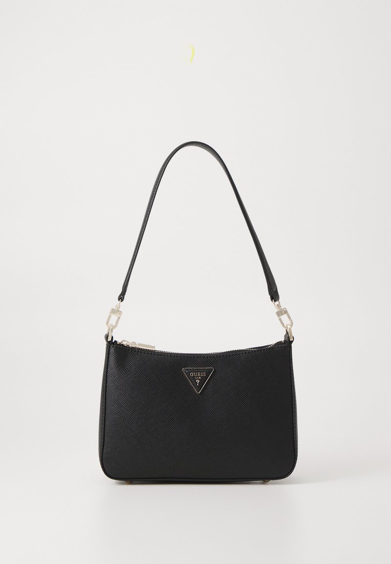 Borsa nera con una superficie testurizzata, chiusura con zip e manico corto. Presenta una targhetta logo triangolare in metallo argento.
