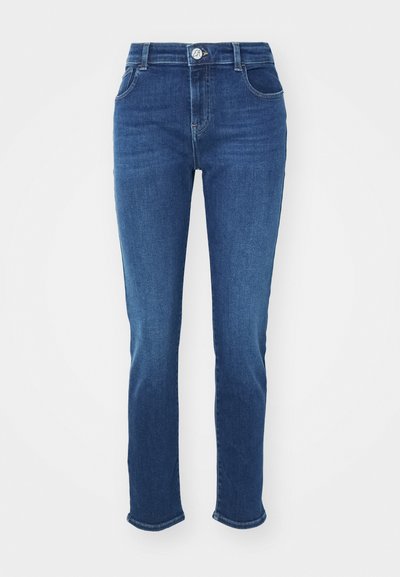 Σκούρο μπλε τζιν παντελόνι με εφαρμοστό σχέδιο, μέσης μέσου ύψους, πέντε τσέπες και ελαφρώς φθαρμένο στρίφωμα στους αστραγάλους.