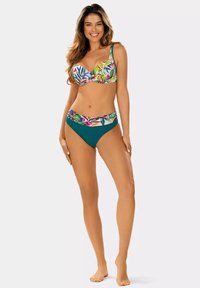 Wielokolorowy bikini z kwiatowym wzorem na górze i jednolitą dolną częścią w kolorze turkusowym. Góra bikini ma wsparcie w postaci drutów oraz regulowane ramiączka.