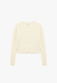 Crèmekleurige gebreide cardigan met een kabelpatroon, ronde hals en lange mouwen. Voorzien van een knoopsluiting en ribbelboorden aan de mouwen en onderkant.