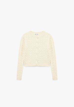 Crèmekleurige gebreide cardigan met een kabelpatroon, ronde hals en lange mouwen. Voorzien van een knoopsluiting en ribbelboorden aan de mouwen en onderkant.
