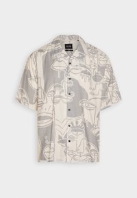 Camisa de botón de manga corta en crema con un diseño abstracto en gris que presenta varias formas y rostros. Tejido ligero y corte relajado.