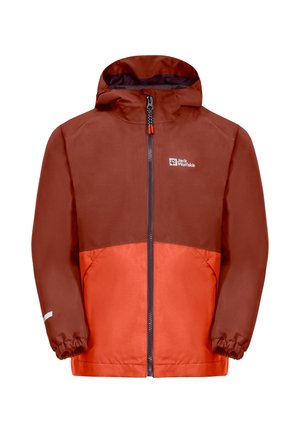 Veste imperméable en rouge sombre et rouge clair. Présente une fermeture éclair à l'avant, des poignets élastiques et une capuche. Comprend des accents réfléchissants sur les manches.