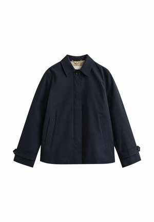 Veste bleu marine à manches longues, col, fermeture boutonnée sur le devant, deux poches latérales et détails de lanières boutonnées aux poignets.