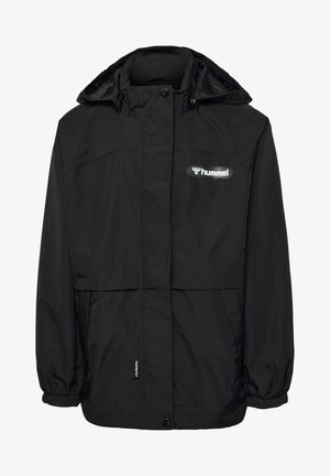 Zwarte waterdichte jas met een capuchon, elastische manchetten en twee frontzakken. Heeft een wit logo en een eenvoudige, strakke uitstraling.