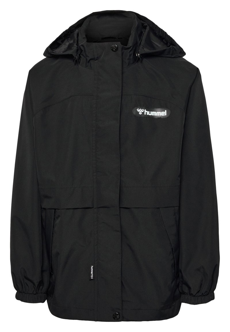 Czarna wodoodporna kurtka z kapturem, elastycznymi mankietami i dwiema przednimi kieszeniami. Posiada białe logo oraz schludny, prosty design.