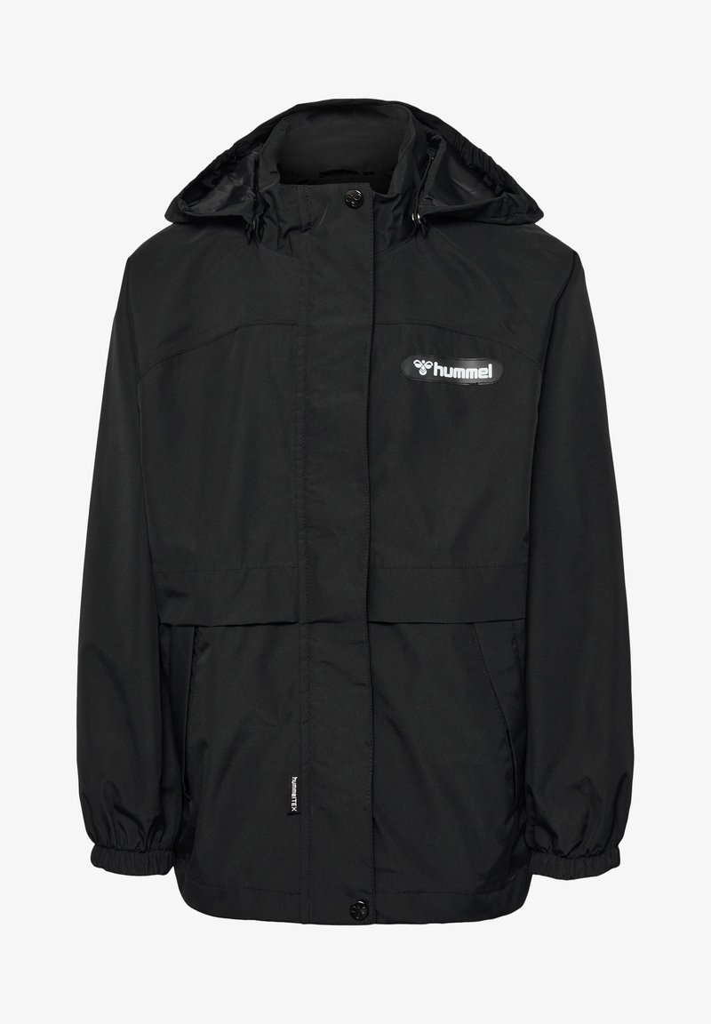 Czarna wodoodporna kurtka z kapturem, elastycznymi mankietami i dwiema przednimi kieszeniami. Posiada białe logo oraz schludny, prosty design.