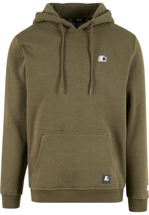 Olívazöld kapucnis pulóver kenguru zsebbel, állítható húzózsinóros kapucnival és egy kis fehér logóval a mellrészen. Puha anyag, klasszikus szabás.