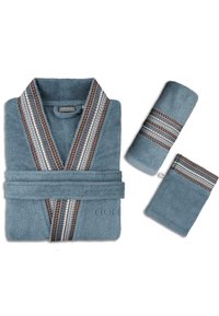 Türkiser Frottee-Bademantel mit strukturierter Oberfläche und gestreiften braunen und weißen Akzenten. Inklusive passendem Handtuch und Waschlappen.