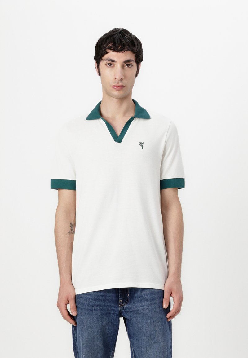 Biely polo tričko s krátkymi rukávmi z bavlny, s tyrkysovým golierom a akcentmi na rukávoch, s vyšitým kvetinovým logom na hrudi.