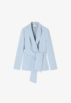 Világoskék blézer sima anyagból, sálgallérral, hosszú ujjakkal és megkötős derékrésszel a formás megjelenésért.
