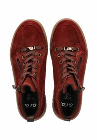 Červené semišové vysoké tenisky s hnědými gumovými podrážkami. Mezi vlastnosti patří kovové průchodky, hnědé tkaničky a detail postranního zipu.