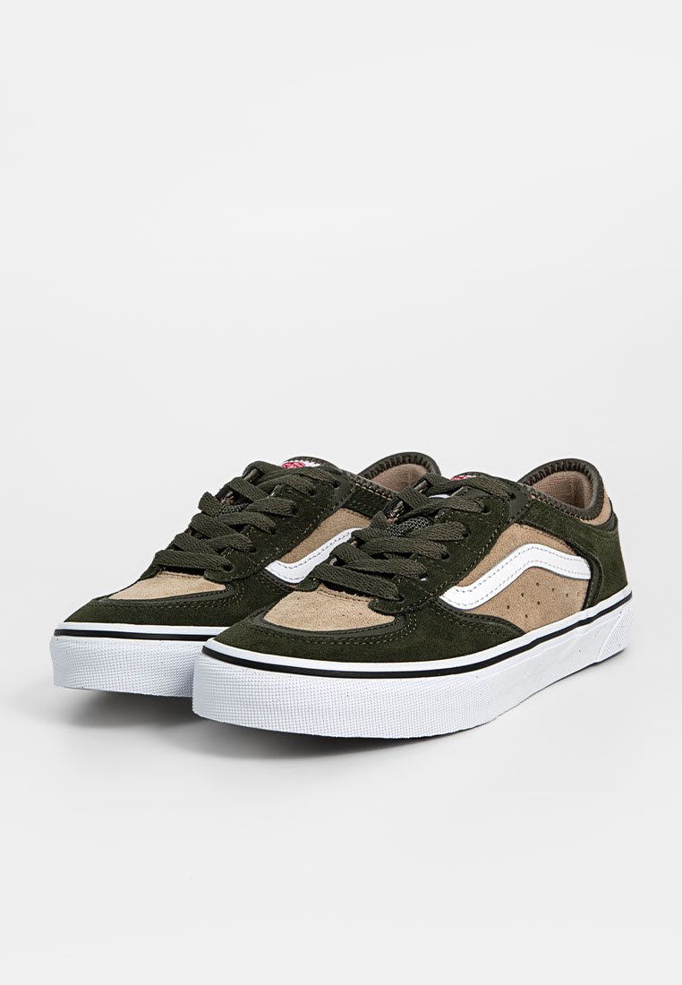 Zapatos de ante verde y nubuck marrón con detalles en cuero blanco, suela de goma en blanco y negro, con un clásico diseño de cordones.