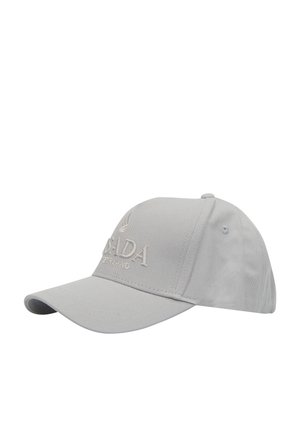Cappellino da baseball grigio chiaro con visiera curva e testo e logo ricamati sul pannello frontale.