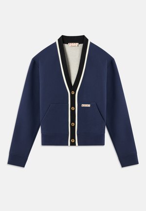 Cardigan navy con accenti bianchi e neri, caratterizzato da un collo a V, chiusura con bottoni e due tasche frontali. Tessuto testurizzato e bottoni dorati.