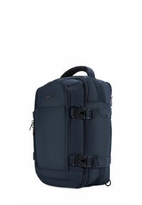 Granatowy plecak wykonany z wytrzymałego materiału, z dwoma bocznymi klamrami, zapięciami na zamek oraz usztywnioną rączką na górze dla łatwiejszego noszenia.