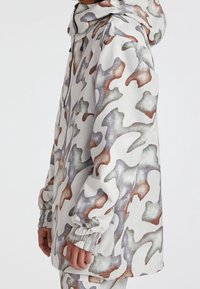 Jacket im Camouflage-Muster mit einem hellgrauen Grundton, der grüne, braune und weiße Akzente aufweist. Verstellbare Kapuze und elastische Bündchen.