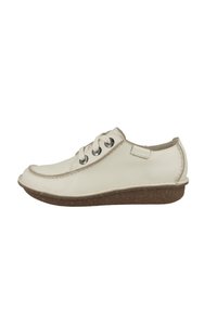 Scarpa in pelle beige con punta rotonda, due occhielli per i lacci, dettagli cuciti e suola texturizzata marrone. Vista laterale.