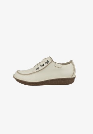 Beige Leder-Schuh mit runder Zehe, zwei Ösen für die Schnürsenkel, genähte Akzente und einer braunen strukturierten Sohle. Seitenansicht.
