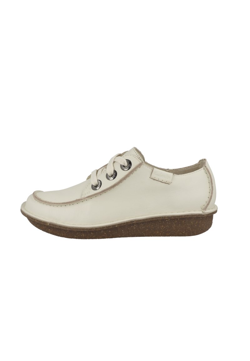 Scarpa in pelle beige con punta rotonda, due occhielli per i lacci, dettagli cuciti e suola texturizzata marrone. Vista laterale.