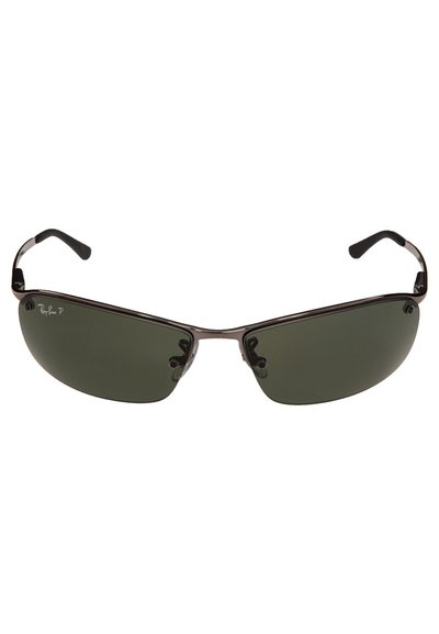 Lunettes de soleil avec une monture en métal noir élégante, des verres teintés verts et des embouts courbés. Présente un logo sur le haut et des accents métalliques proéminents.
