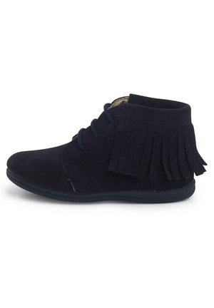 Stivaletti alla caviglia in suede blu navy con dettagli in frange, punta rotonda e chiusura con lacci. Presentano una suola in gomma nera flessibile per una migliore aderenza.
