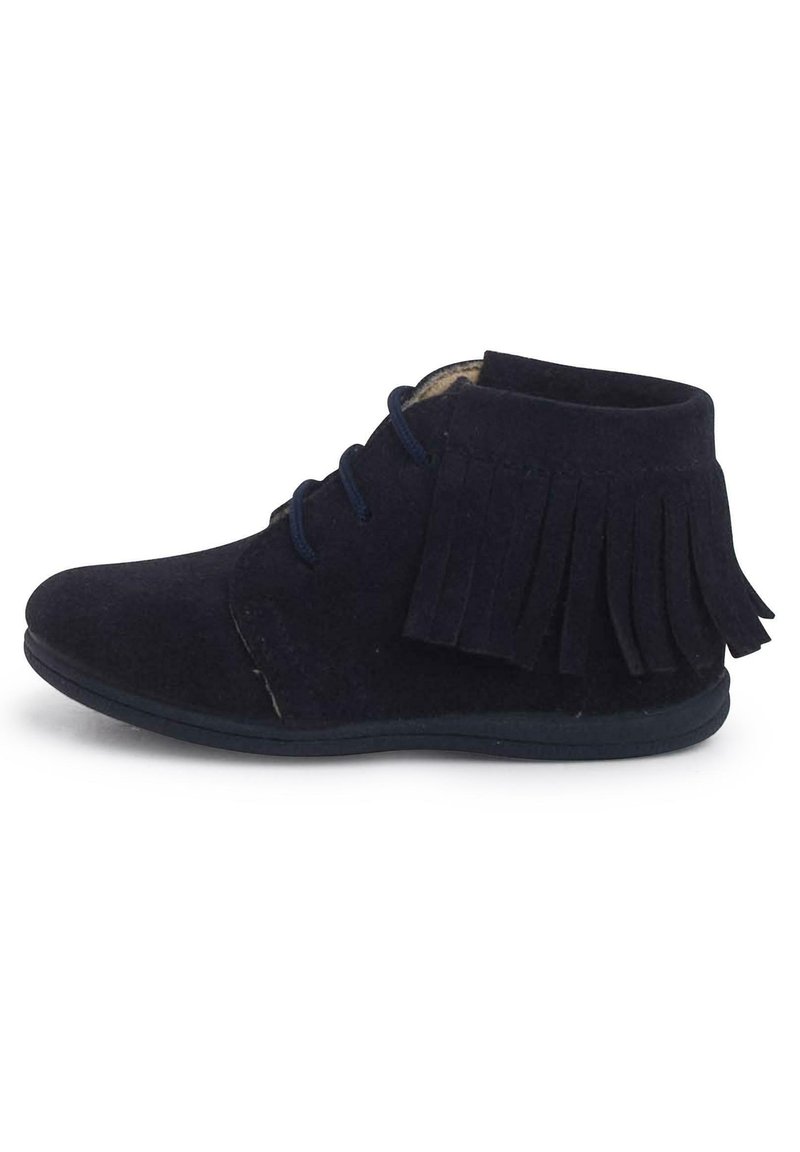 Stivaletti alla caviglia in suede blu navy con dettagli in frange, punta rotonda e chiusura con lacci. Presentano una suola in gomma nera flessibile per una migliore aderenza.