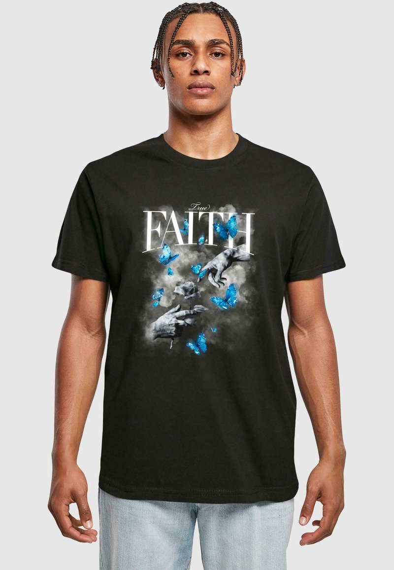 Sort bomulds T-shirt med et grafisk design af blå sommerfugle og hænder, med ordet "FAITH" i fed hvid skrift.