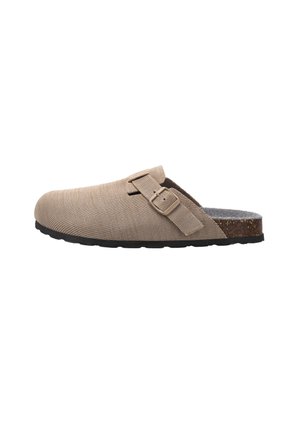Beiger Slip-on-Clog mit verstellbarem Schnallenriemen, einer Korkfußbett und einer schwarzen Gummisohle, seitlich sichtbar.