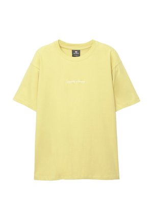 Geel katoenen T-shirt met korte mouwen, ronde hals en subtiele witte logo-afwerking aan de voorkant. Soepele textuur en ontspannen pasvorm.