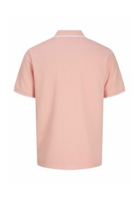 Ανοιχτό ροζ κοντομάνικη μπλούζα πόλο με λευκή επένδυση στο γιακά και στις άκρες των μανικιών, εμφανίζεται από πίσω σε λευκό φόντο.