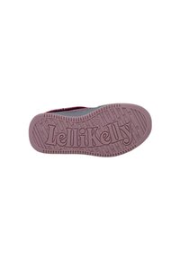 Suola di scarpa in gomma rosa con un motivo testurizzato per la presa e un logo in rilievo che recita "Lelli Kelly", forma arrotondata e bordo esterno definito.