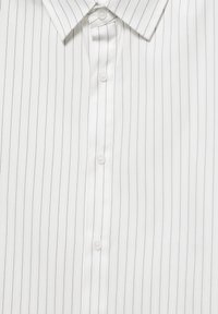 Witte button-up shirt met verticale grijze strepen, voorzien van een klassieke kraag en een boord met ronde knopen, gemaakt van een gladde stof.